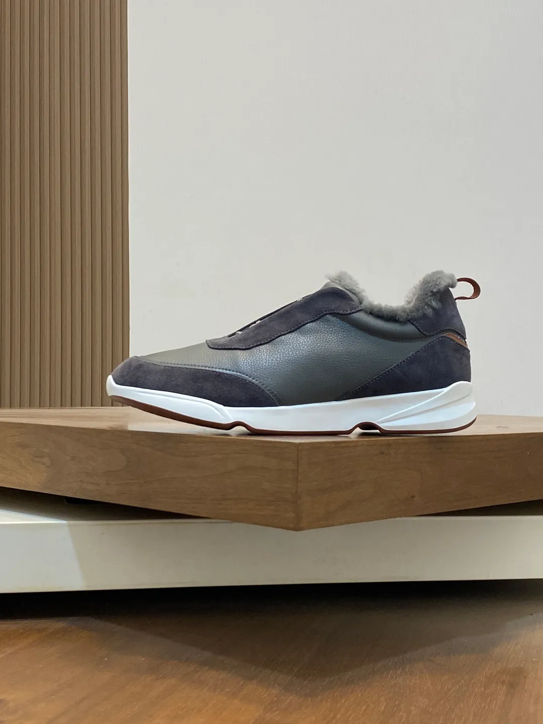 Men's shoes 💰840 Winter LoroPiana WeekendWalk men's wool warm sneakers! Specially designed wool warm shoes for men! This WeekEndWalkEvo casual shoe reinterprets the WeekEnd casual shoe with a design that combines the characteristics of running shoes and walking shoes. An improved version of the classic shoe style in the autumn/winter series, the shoe body is made of fleece cotton blend with a slight elasticity to ensure that the upper part of the shoe is covered and fitted. The narrow silhouette in the middle and the warmth of the integrated fur lining make the shoes comfortable and practical to wear. The shoe details, combined with the lightweight rubber sole with ridged edges, add a sporty feel to the shoe. Kummel rubber sole with stitching and ultra-light technical material sole: This design structure helps distribute weight properly and improve shock absorption. Raised edges on the sole ensure traction and stability during walking. Body: 97% cotton, 3% spandex lining. Wool sole rubber! Size: 39/40/41/42/43/44 (45.46 customized) standard leather shoe size original box package